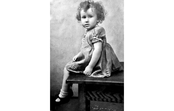 1943 - La piccola Rosanna nello studio fotografico