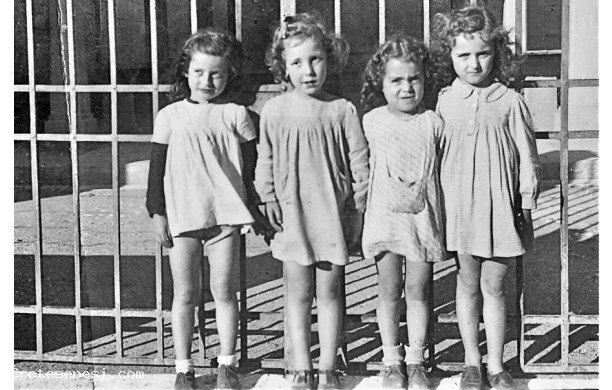 1946 - Quattro belle bambine al mercato