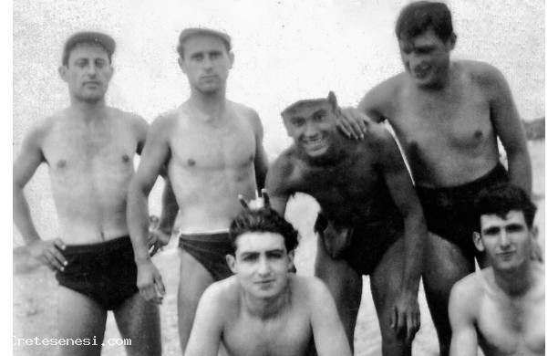 1954? - Giovani ascianesi al mare a Cecina