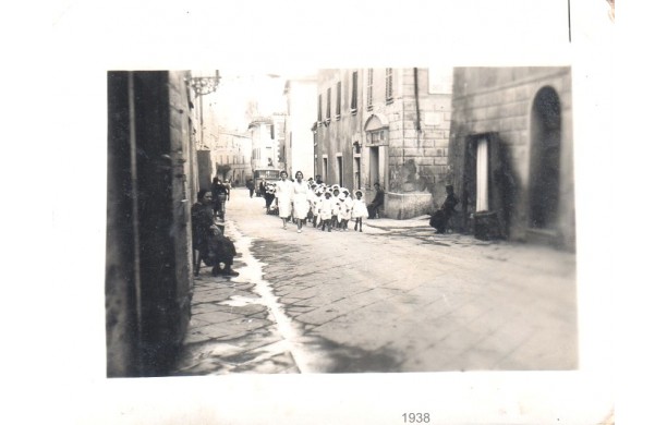 1938 - I bambini della Colonia Elioterapica a passeggio per il paese