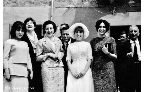 1966, Luned 9 Maggio - La sposa circondata dalle amiche
