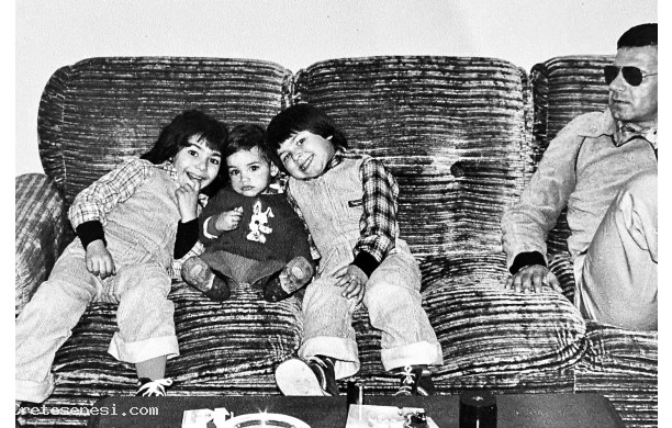 1979 - Bambini sul divano di casa Lemmi