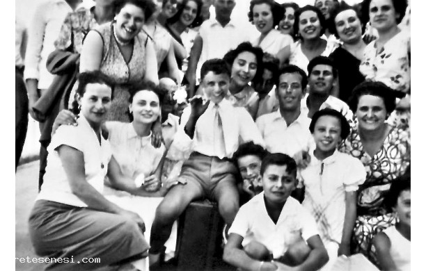 1956, 11 Agosto - Gruppo di donne con qualche intruso al matrimonio di Giuseppe Bianchini