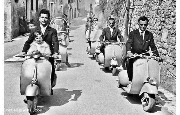 1961 - Corteo del 1° Maggio in VESPA