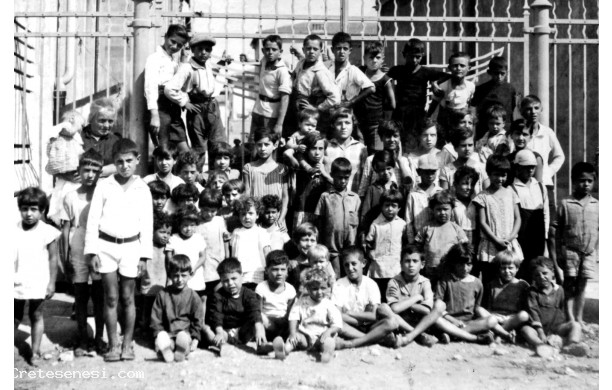1930 ? - Bambini e ragazzi davanti al cancello del mercato