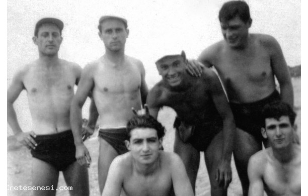 1954? - Giovani ascianesi al mare a Cecina