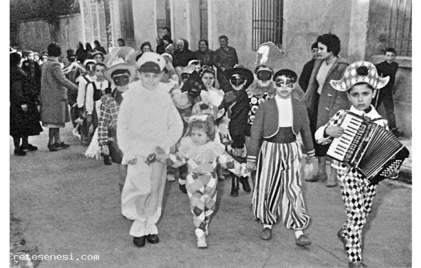 1958 - Carnevale dei bambini che escono dalle scuole vecchie