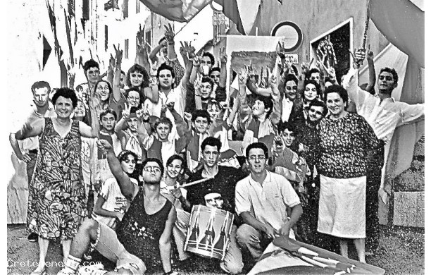 1994 - Foto di gruppo con il Palio appena vinto