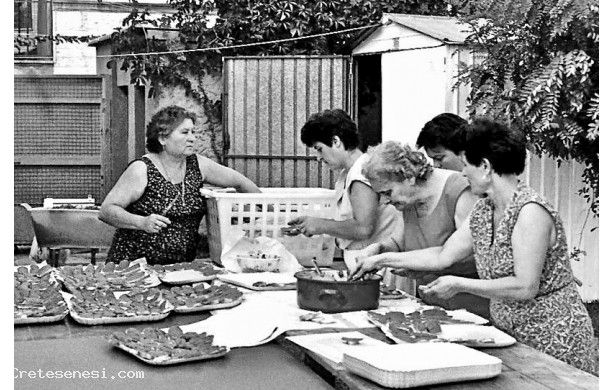 1988 - Le donne della cucina all’opera dentro l’Arena Italia
