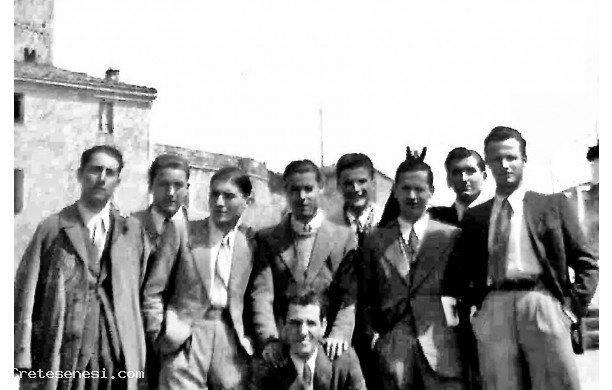 1942 - Gruppo di giovanotti fuori Porta Massini