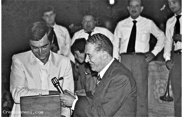 1980 -2- Garbo d’Oro, consegna del premio al Presidente della Filarmonica