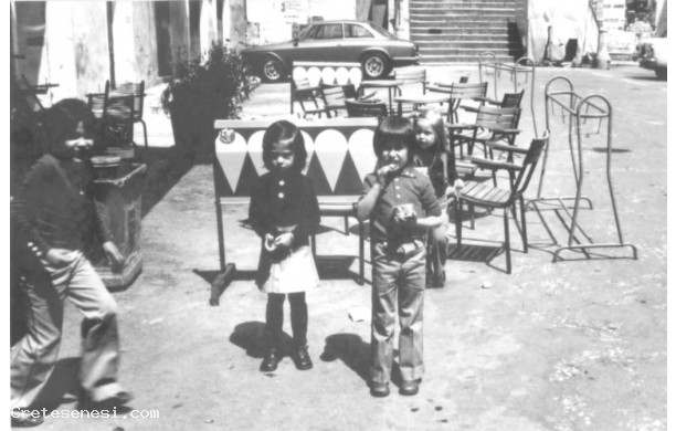 1980 - Bambini in piazza
