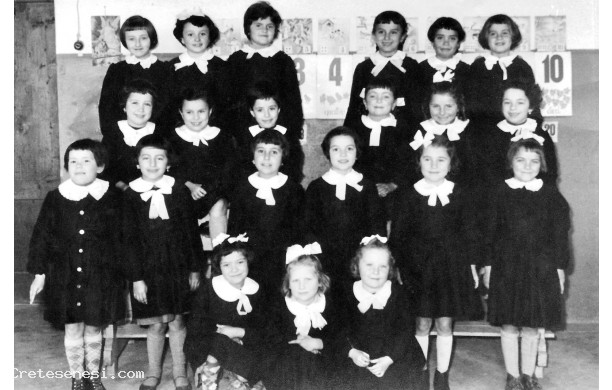 1958 - Seconda Elementare Femminile con le bimbe del '52