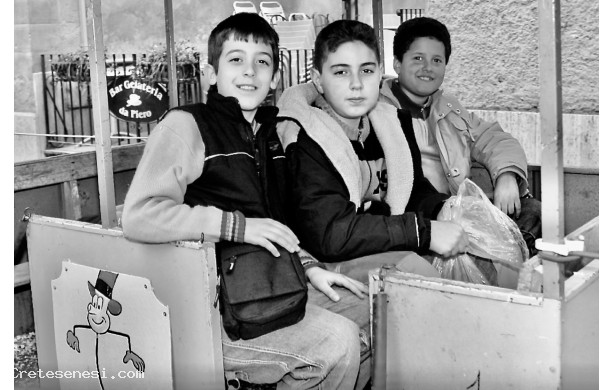 2006 - Tre ragazzi sul vecchio trenino di carnevale