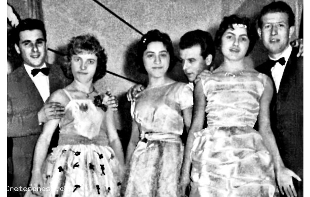 1962 - Le ragazze del paese col vestito da ballo.
