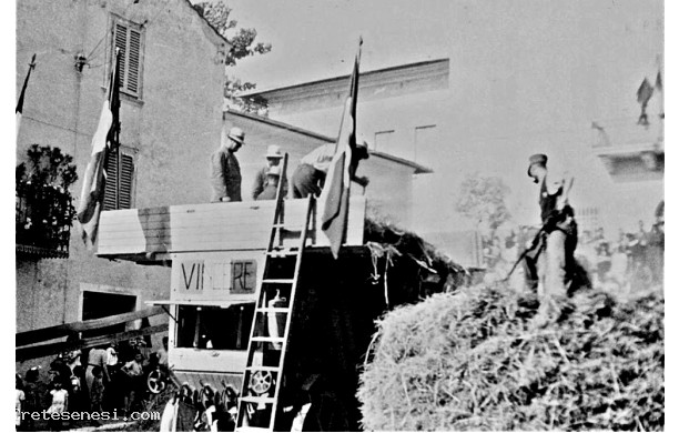 1940 - La tribbiatura del grano in Piazza Garibaldi, dettagli