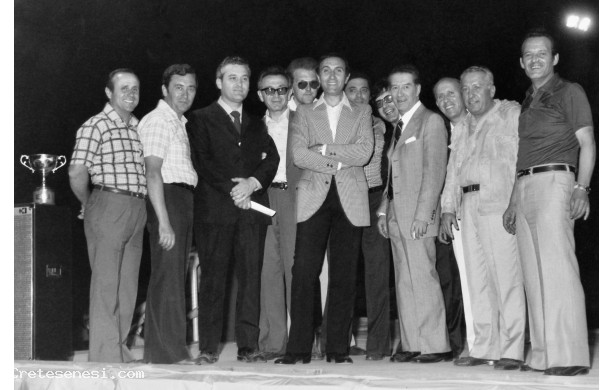 1975 - 8^ Mostra Mercato Ascianese: Pippo Baudo con i dirigenti della Pro Loco