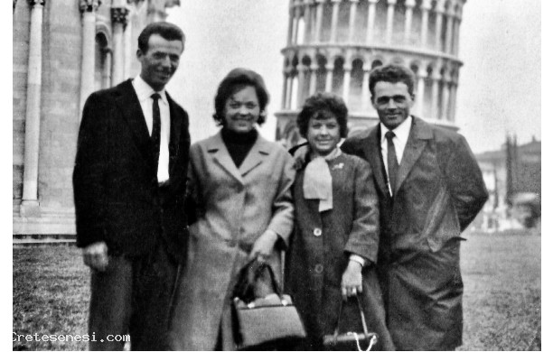 1963 ? - Coppie di amici in gita a Pisa