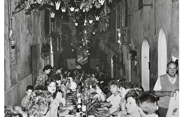 1985 - Cena propiziatoria della Corona, i partecipanti al centro della tavolata
