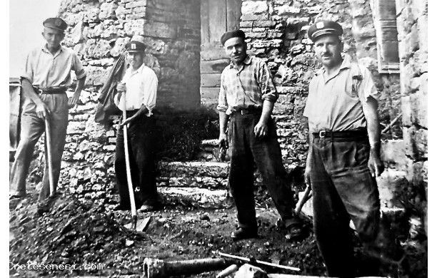 1954 - Dipendenti comunali al lavoro fuori Porta dei Tintori