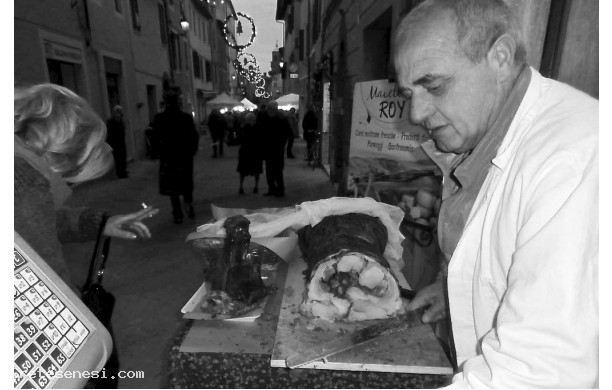 2014, 14 Dicembre - Roi vende la porchetta al Mercatino delle Crete