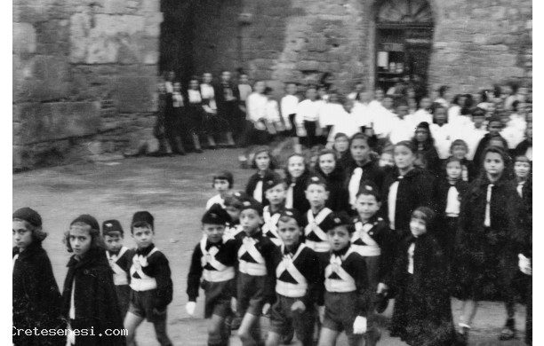 1937, Sabato 27 Novembre - Balilla e Avanguardiste escono da Porta Massini