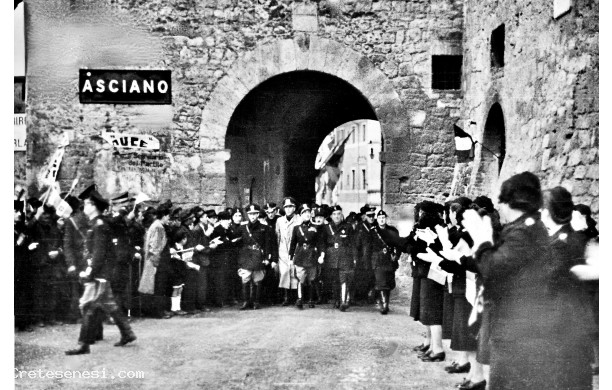 1937, Sabato 27 Novembre - Il corteo fascista esce da Porta Massini