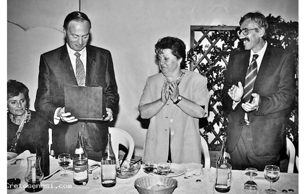 1998 - Cena dei Menciaioli, Giovanbattista Mancini premiato per il suo lungo impegno nella Misericordia