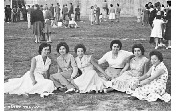 1955, Lunedì 19 Settembre - Sedute sul prato dello Stadio G. Marconi