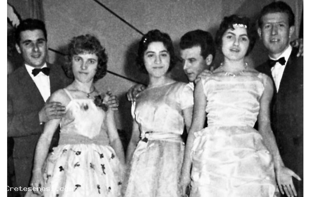1962 - Le ragazze del paese col vestito da ballo.