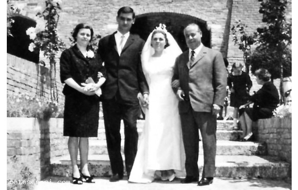 1966, Domenica 22 Maggio - La coppia di sposi con gli zii