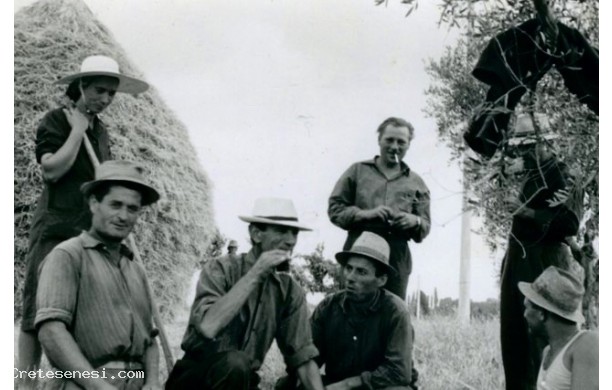 1951? - Pausa di riposo durante la trebbiatura del Grano
