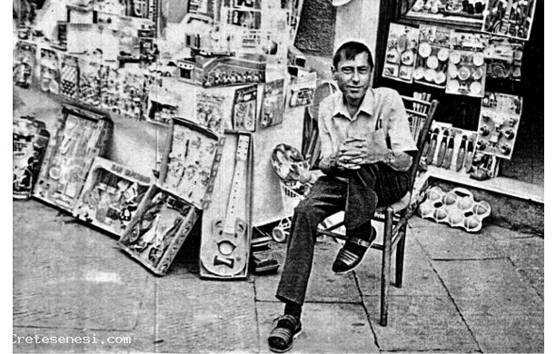 1972 - Sandrino davanti al suo negozio