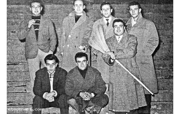 1957 - Di ritorno da una festa con il ballo della scopa