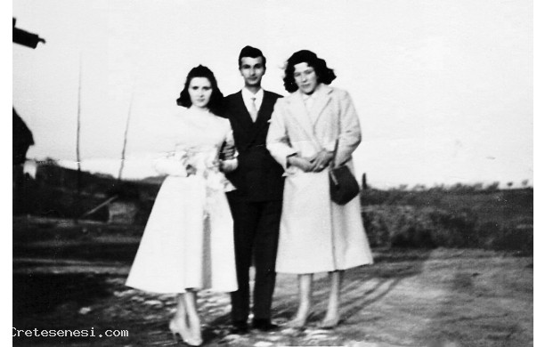 1958, il 19 aprile - Matrimonio Angelini, Romi con gli sposi nell'aia del Luolo