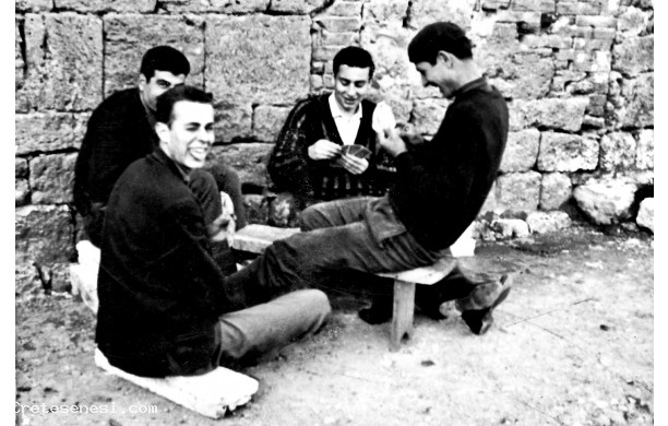 1957? - Si gioca a carte all'ombra di San Francesco