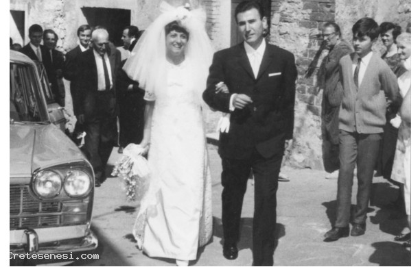 1967 ? - Gli sposi lungo una via del centro storico