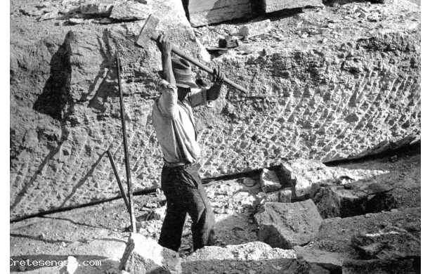 1939 - Spaccatura dei blocchi meno pregiati dentro la cava
