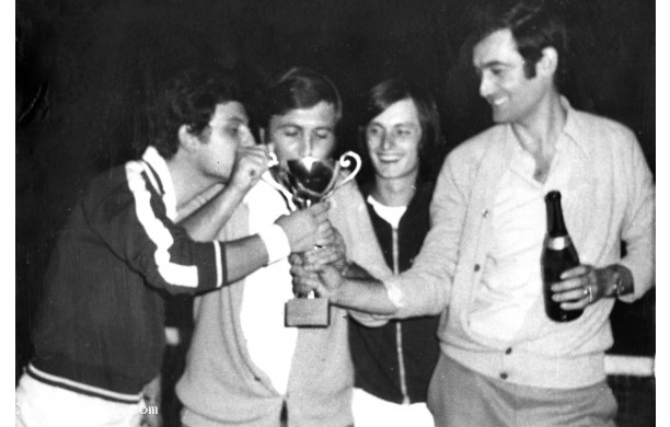1970? - Si festeggia con una coppa vinta al torneo di Tennis