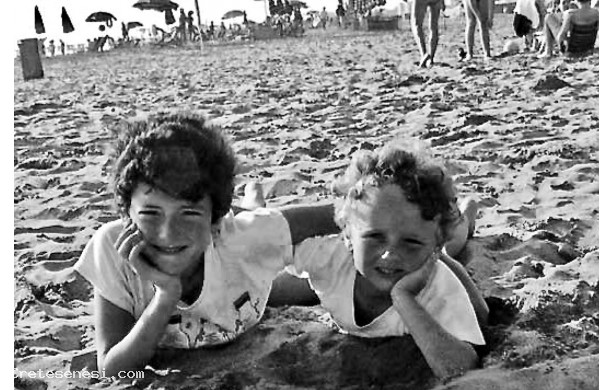 1988 - Due bimbe ascianesi sulla spiaggia