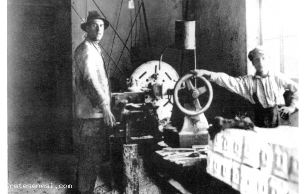1928 - Operaio alla tornitura di pezzi cilindrici