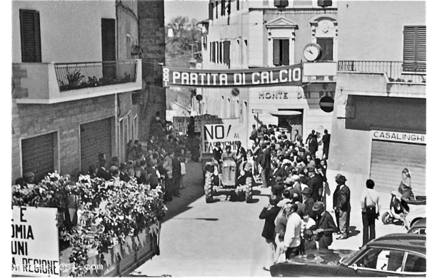 1973 - 1 Maggio, il corteo che sfila arrivando da via Bartolenga