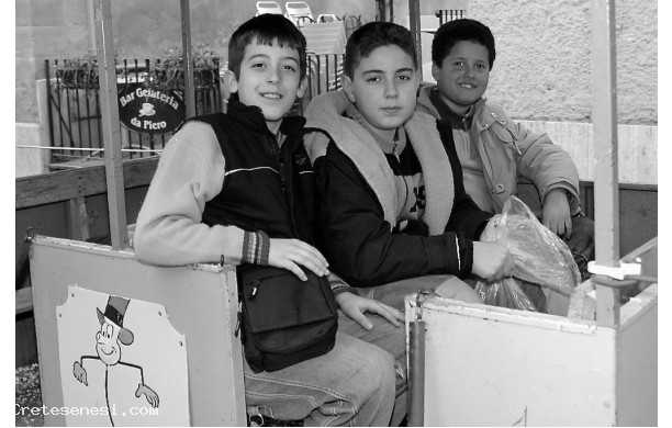 2006 - Tre ragazzi sul vecchio trenino di carnevale