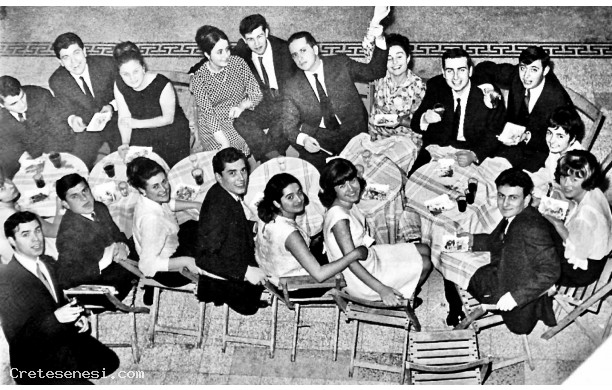 1966 - Tanti giovani al Ravvivati