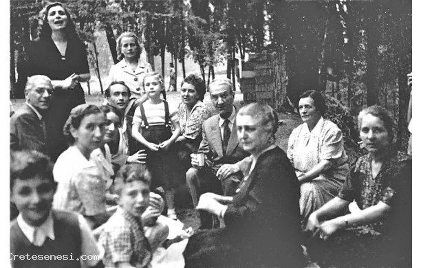 1946 - pranzo al sacco per l'otto Settembre a Monte Oliveto Maggiore