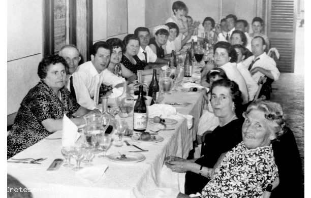1966, Giovedì 16 Giugno - Parenti e amici al matrimonio di Dory