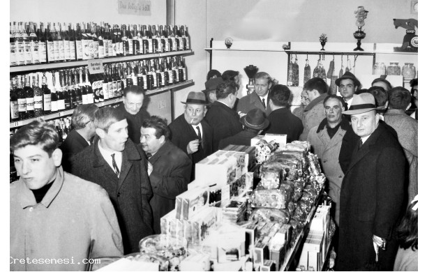 1967 - Cittadini curiosi all'inaugurazione dello spaccio Coop rimodernato