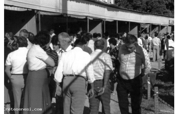 1980 - Mostra Mercato Ascianese: visitatori lungo la pista dello stadio