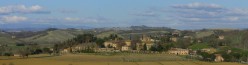 Lucignano in primo piano con le Crete sullo sfondo