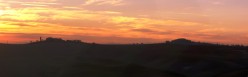 Tramonto sul borgo in lontananza